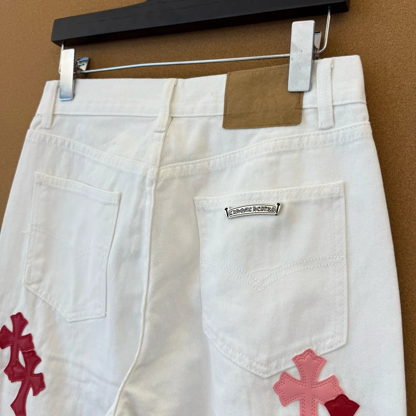 P230 Style No.: D320 Miami Exclusive｜Chrome Hearts👖Miami Exclusive pink and leather white jeans. Loose fit. The upper body does not pick on the leg shape. Very good-looking. SIZE #28 30 32 34